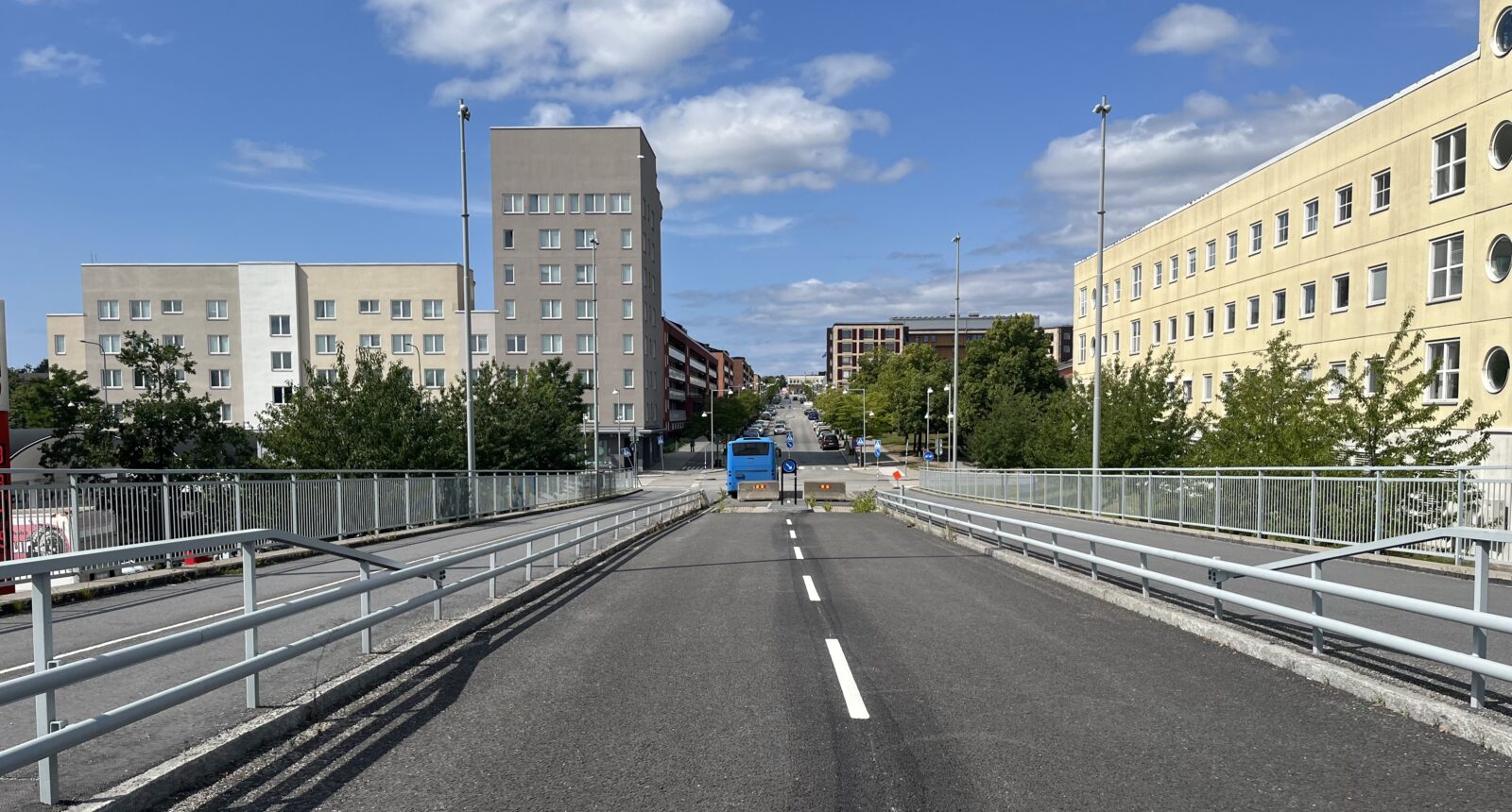 bild från en bro mot en stadshorisont på sommaren