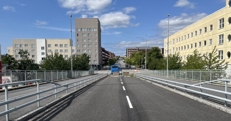 bild från en bro mot en stadshorisont på sommaren