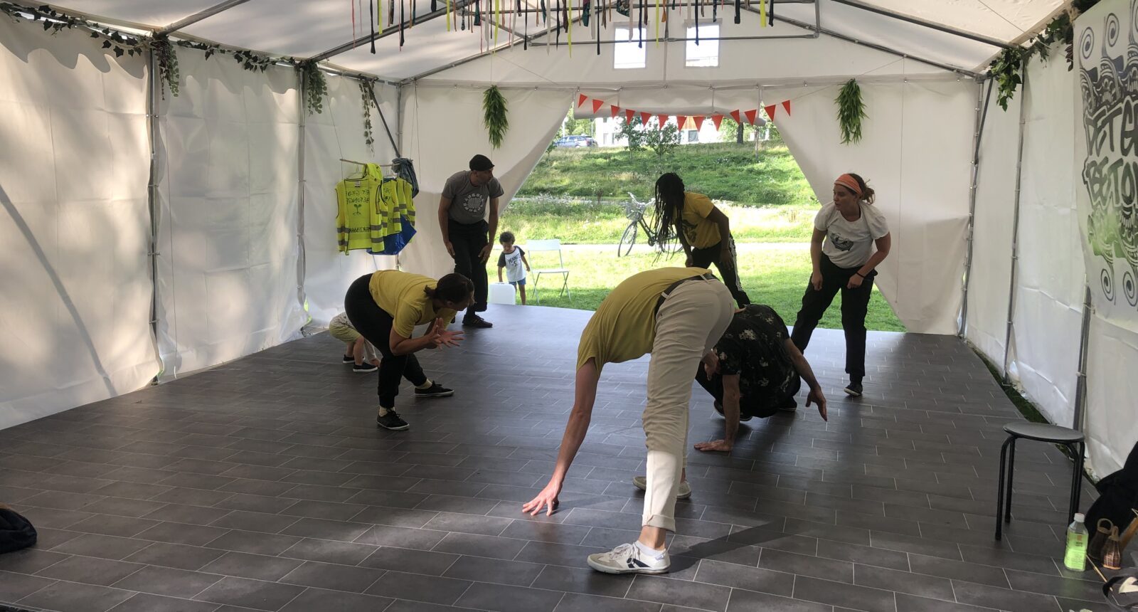 Några dansar capoeira i ett tält.