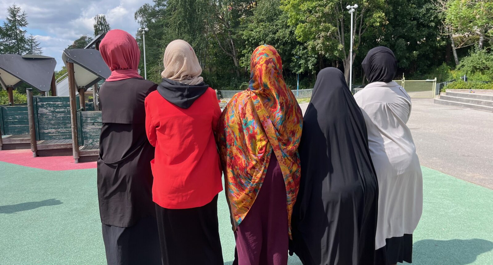 Fem hijabis fotograferade bakifrån.