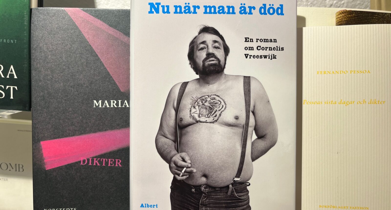 Bild på en bok om Cornelis, med en en man med bar överkropp och en tatuerad tiger på bröstet.