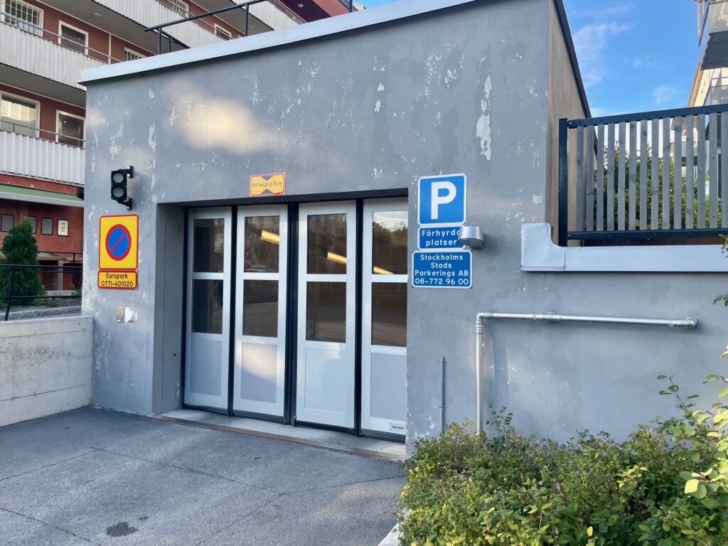 Garageporten där vattnet rinner in.