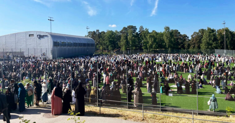 Muslimer i Rinkeby som samlats för att be eid-bönen