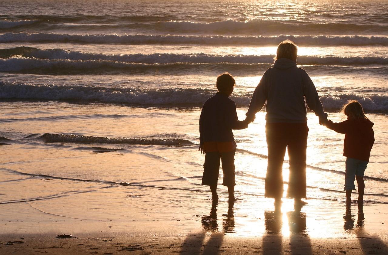 Familie ved stranden