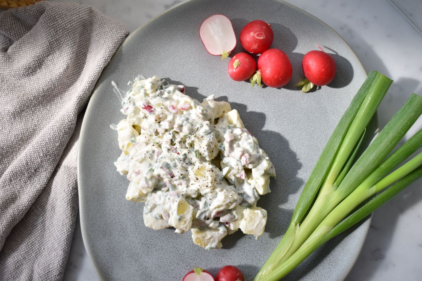 Kartoffelsalat med skyr og radiser