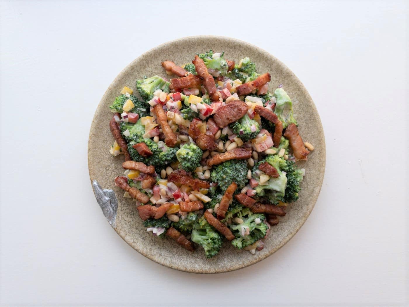 Broccolisalat med bacon, rødløg, peberfrugt og pinjekerner