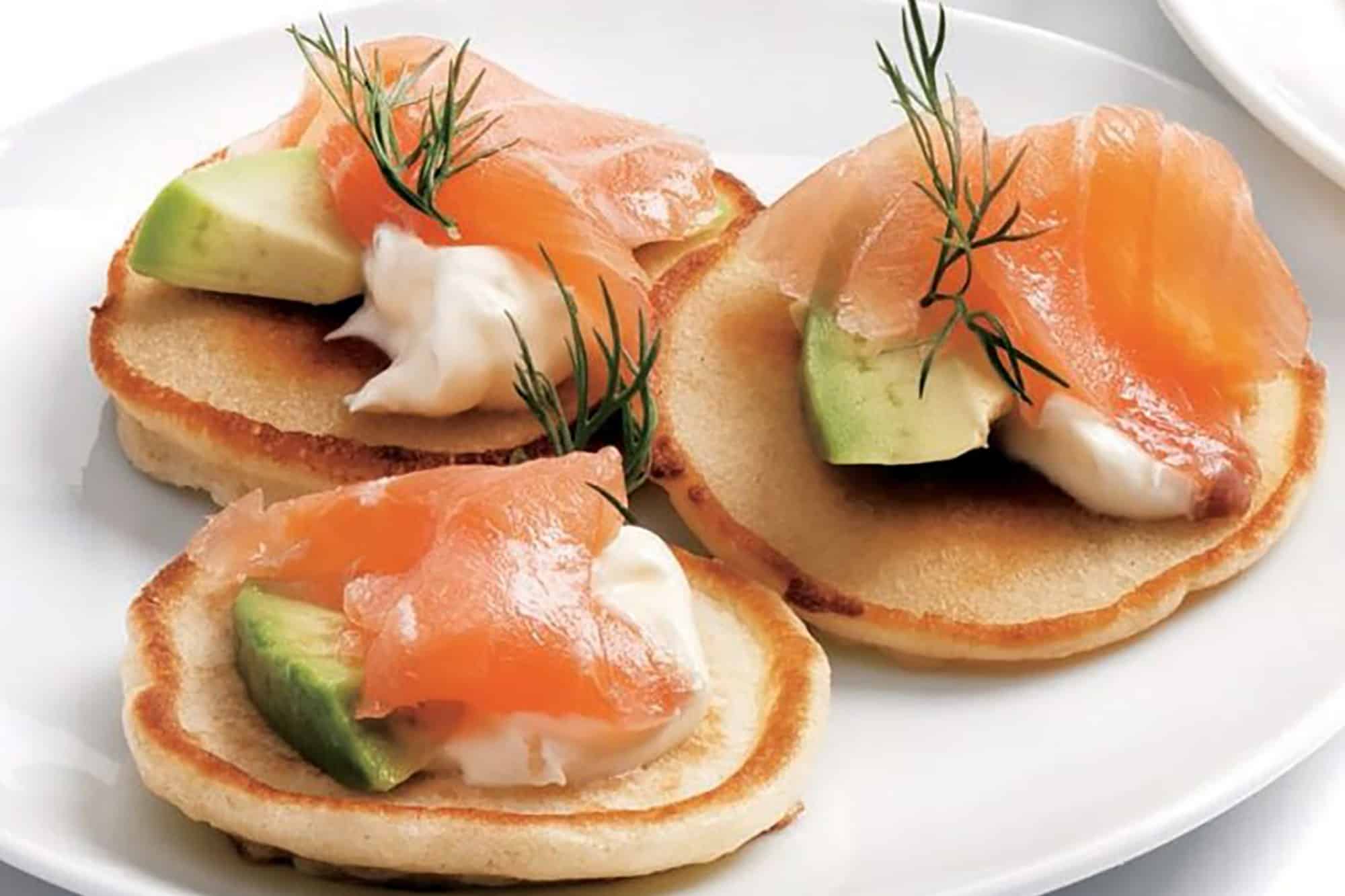 Blinis med laks og avokado