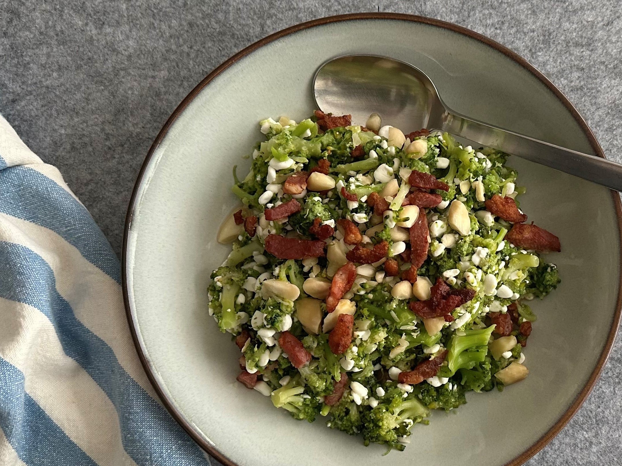 Broccolisalat ny org._web Broccolisalat med bacon, mandler, hytteost og græskarkerner