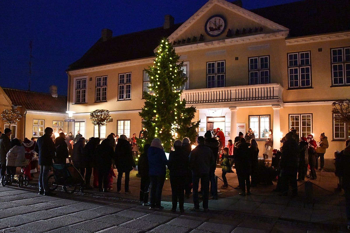 Så blev juletræet tændt