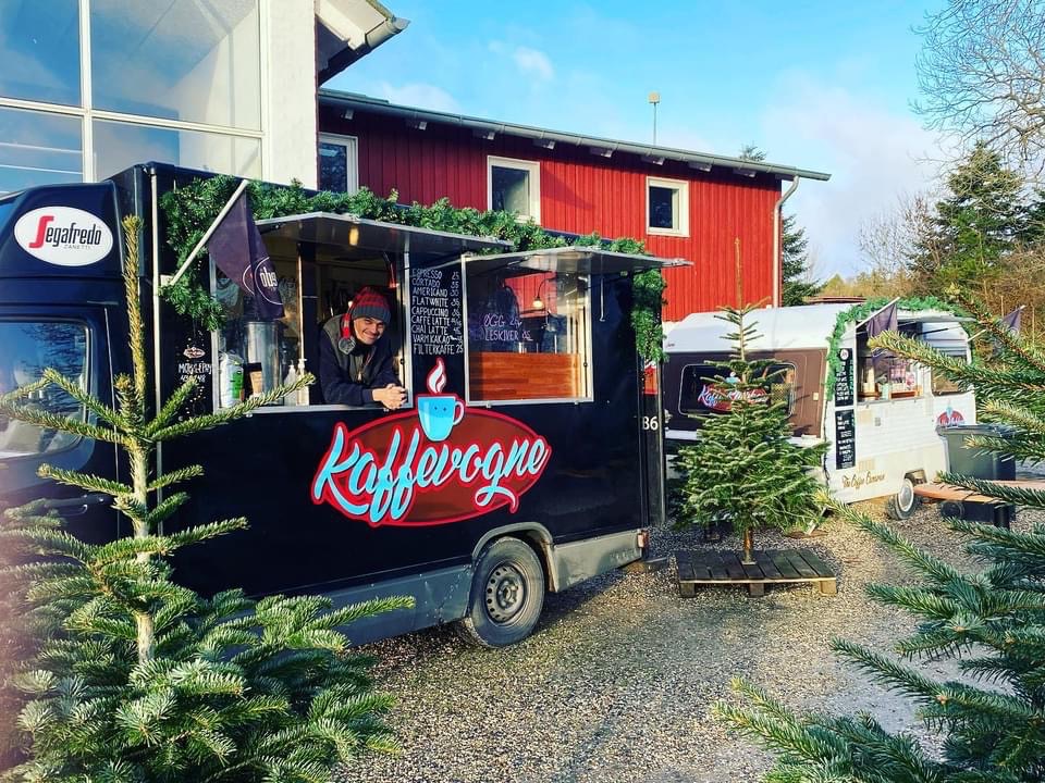 nyd en kop varm kaffe eller kakao når du har fældet dit juletræ