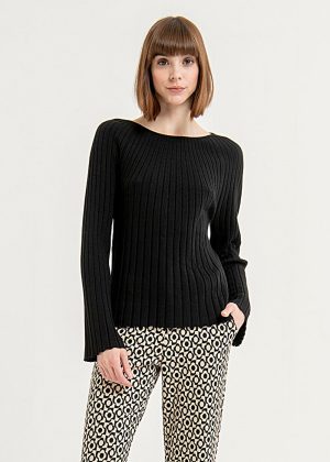 Surkana Raglan sleeve sweater 553ESCA231 00 black model front