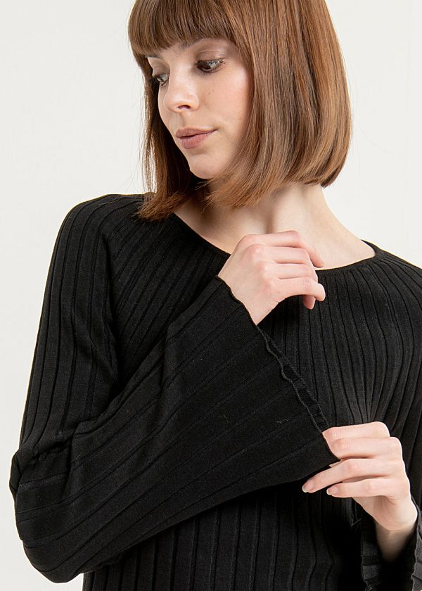 Surkana Raglan sleeve sweater 553ESCA231 00 black model front close up