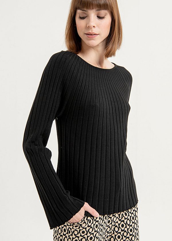 Surkana Raglan sleeve sweater 553ESCA231 00 black model front side