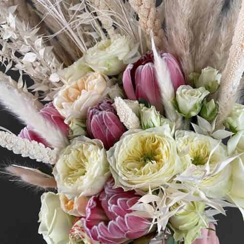 bruidsboeket-verse-bloemen-droogbloemen-witte-roze-tinten-detail