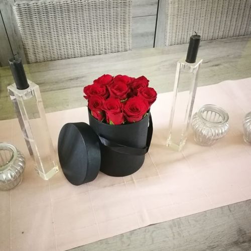 Prachtige zwarte hoge flowerbox met rode rozen
