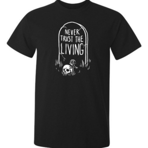 Never trust the living som är tryckt på en svart t-shirt av hög kvalitet. ett måste för alla positiva människor.