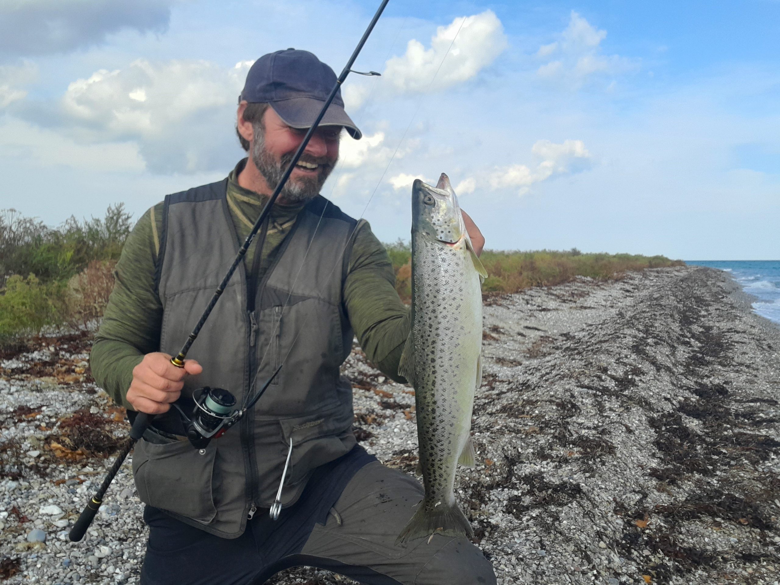 Kystfiskeri efter havørreder ved Måle Strand.