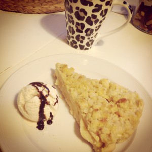 Kaffeezeit...mit selbst gebackenem veganen Apfel-Streuselkuchen, Soja-Vanilleeis mit Biovegan Schokosoße uuuuuuuund Kaffee <3