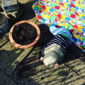 ...oder einfach auf einer Decke zu liegen, mit Sand oder Erde zu spielen oder nichts tun - in der Kinderecke entscheiden die Kinder, was anliegt!