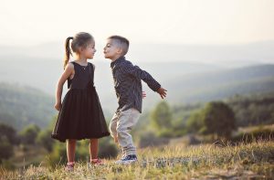 Mit Kindern über ihren Körper sprechen bedeutet, mit ihnen über Sexualität und Liebe zu sprechen. Irgendwann.