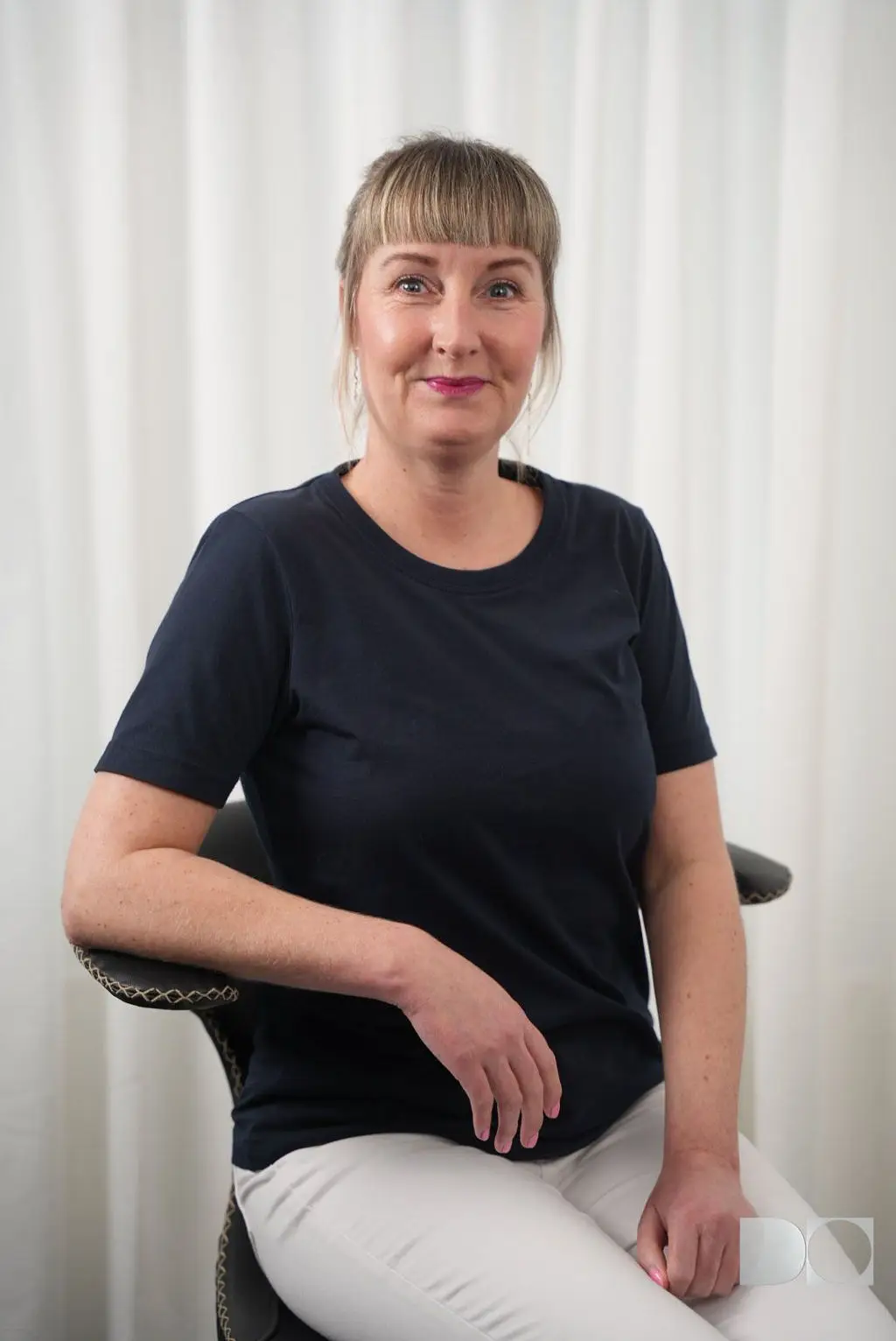 Portræt af klinikassistent Stine i klinikmiljø