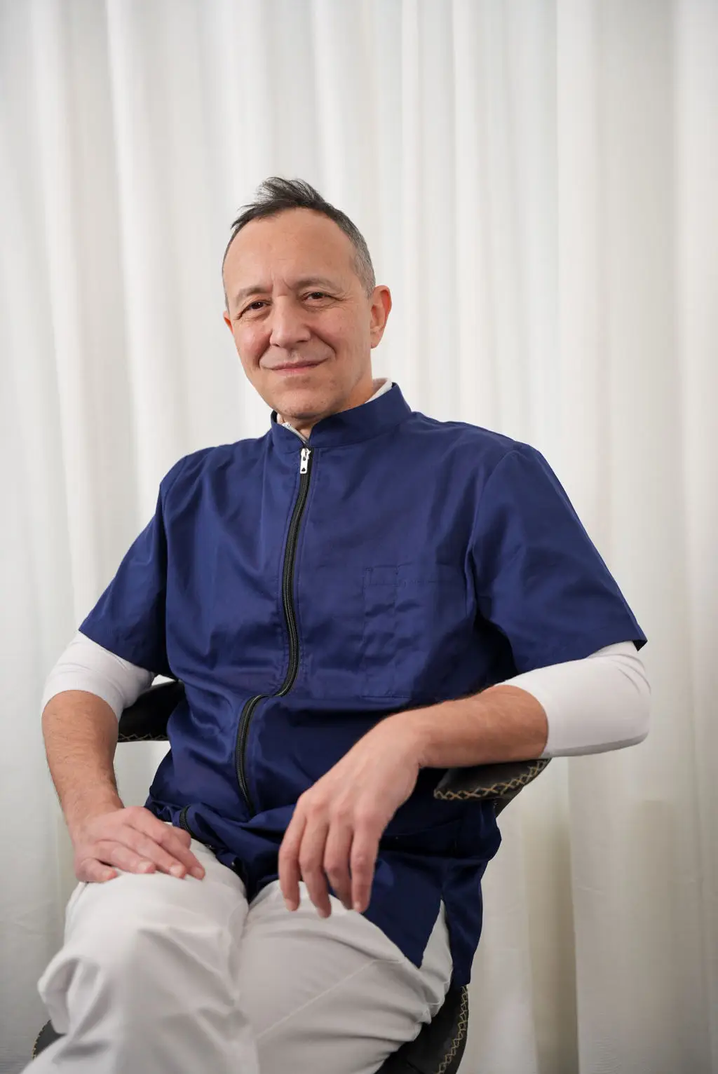 Portræt af tandklæge Paolo i klinikmiljø