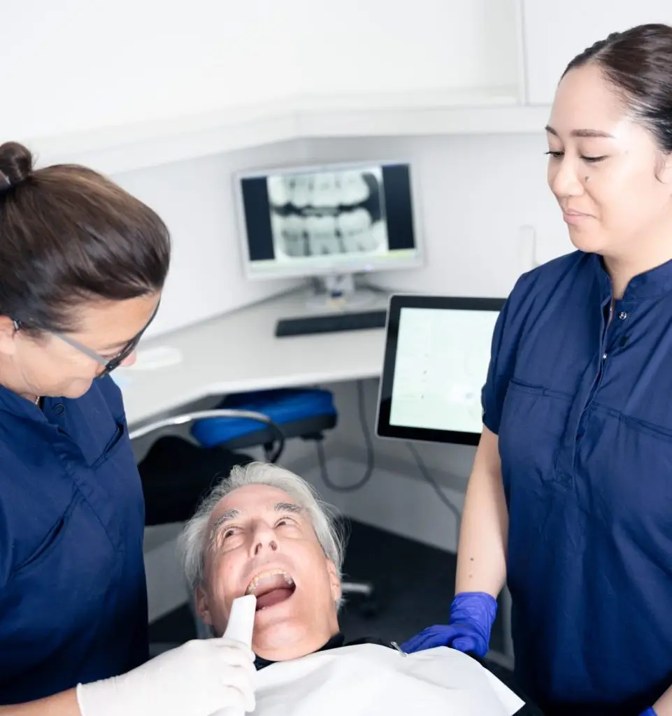 Klinikpersonale i dialog foran røntgenskærm hos Tandlægerne Ølandshus