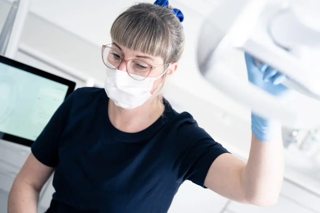 Tandplejeren forbereder behandlingsområdet og sikrer, at alt udstyr er rent og klart til brug.