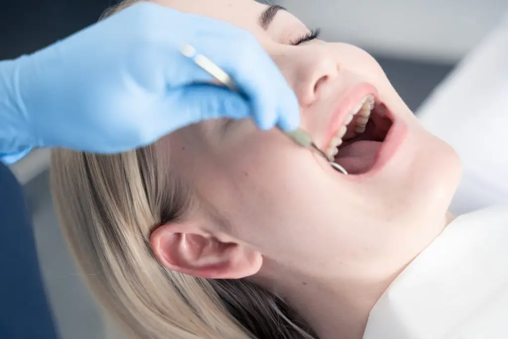 Kvindelig patient får foretaget tandundersøgelse hos tandlæge på Amager