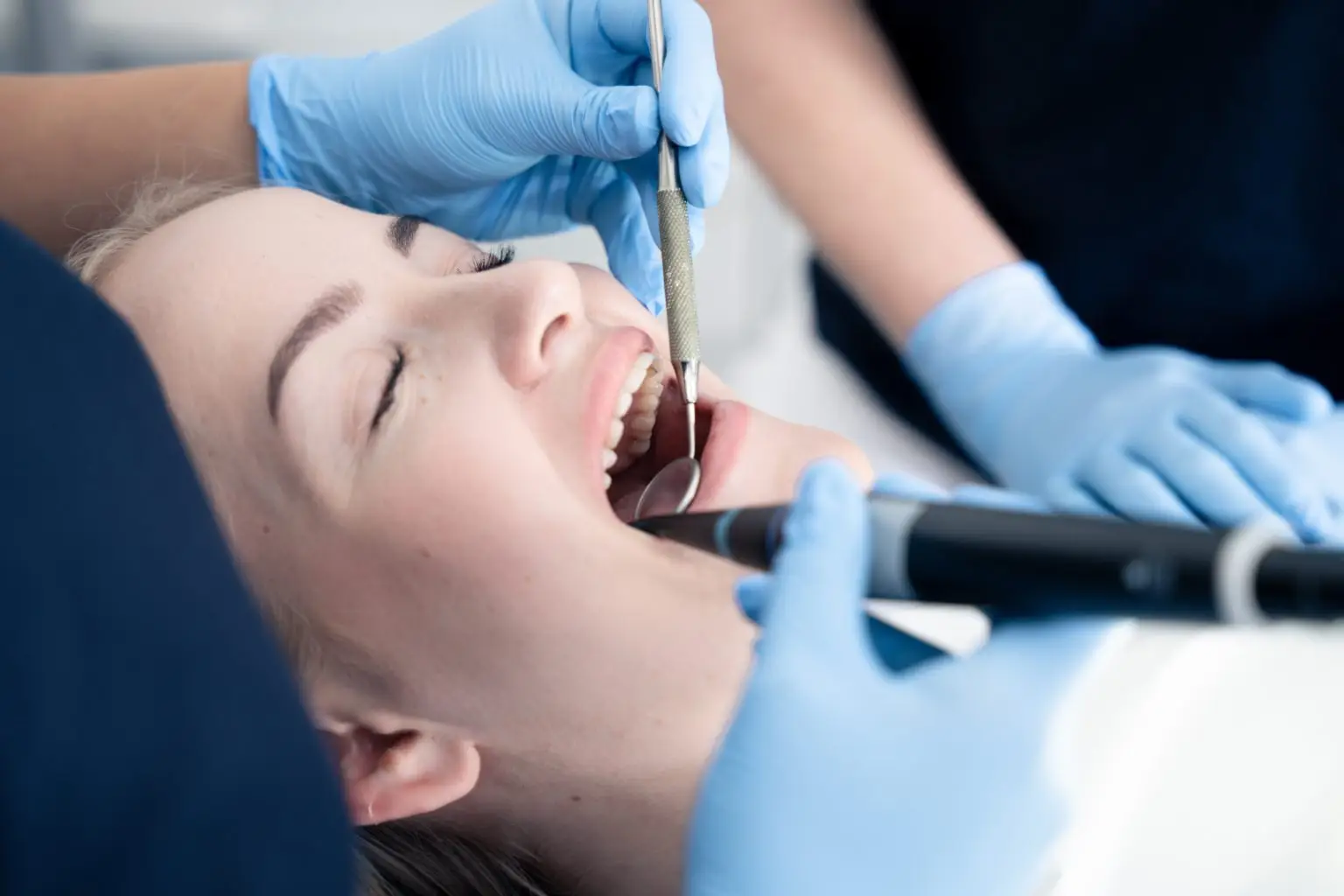 Patient får skånsom tandrensning med moderne udstyr hos tandlægerne Ølandshus.