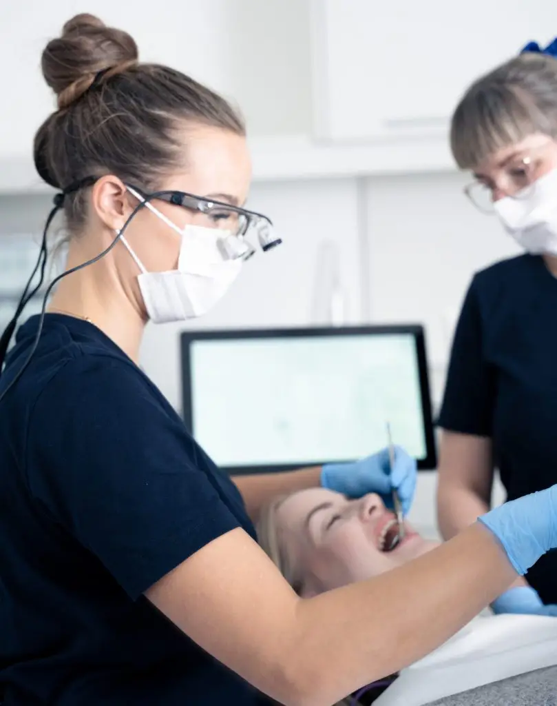 Patient til tandtjek hos tandlægerne Ølandshus med skærm i baggrunden