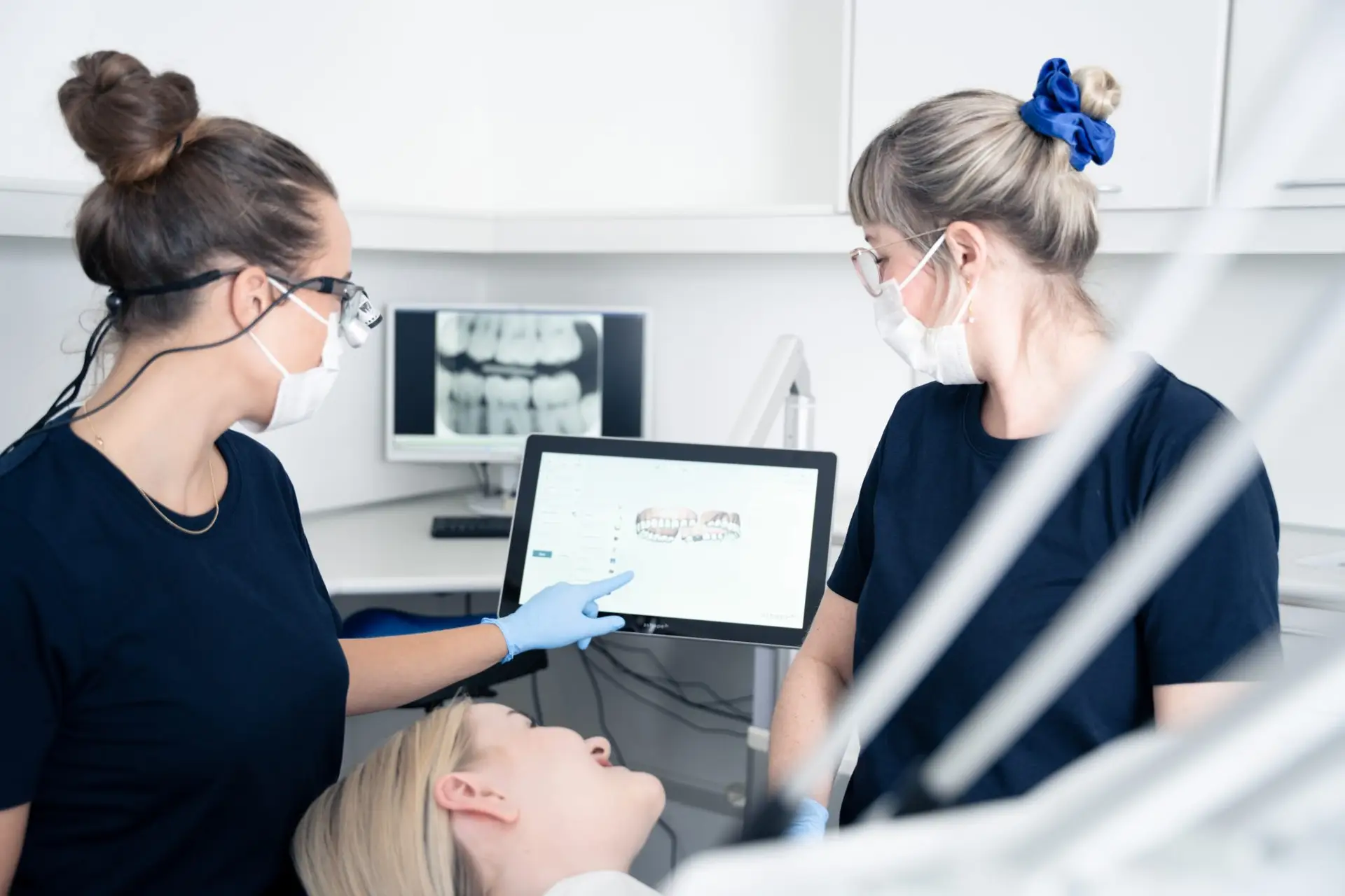 Tandlægerne Ølandshus gennemgår scanning med patient i stolen