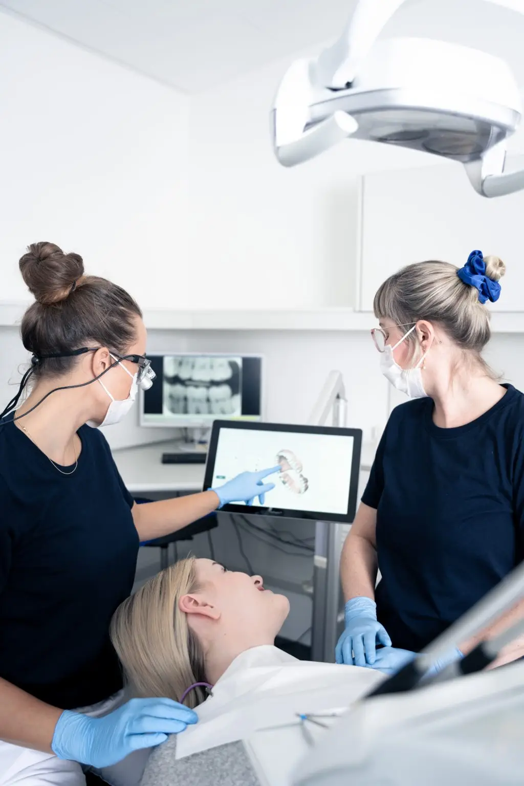 Tandlæge forklarer tandstilling med digitalt røntgenbillede hos tandlægerne Ølandshus på Amager.