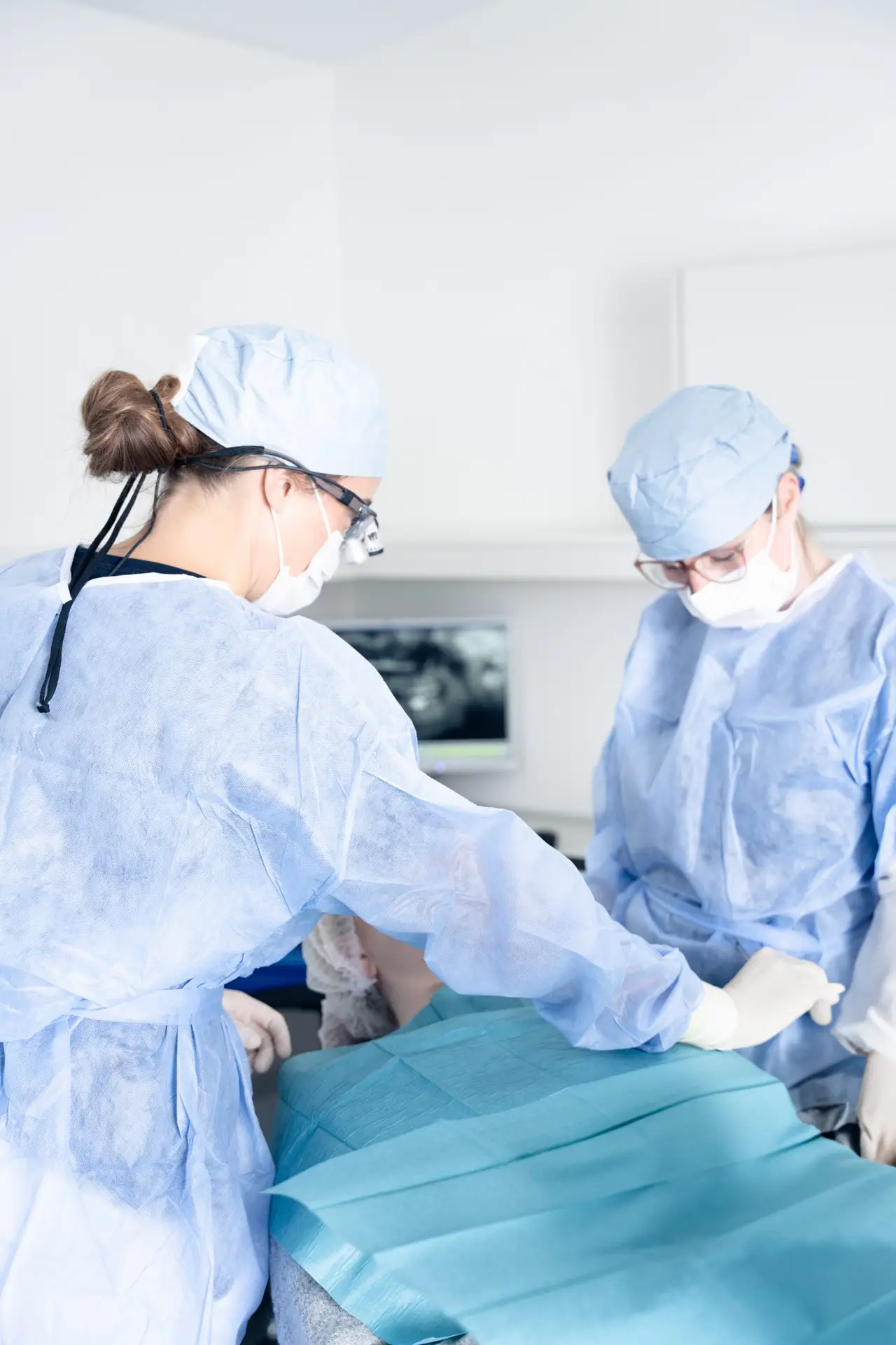 Tandlæger i sterile klæder udfører kirurgisk indgreb under sterile forhold hos Tandlægerne Ølandshus