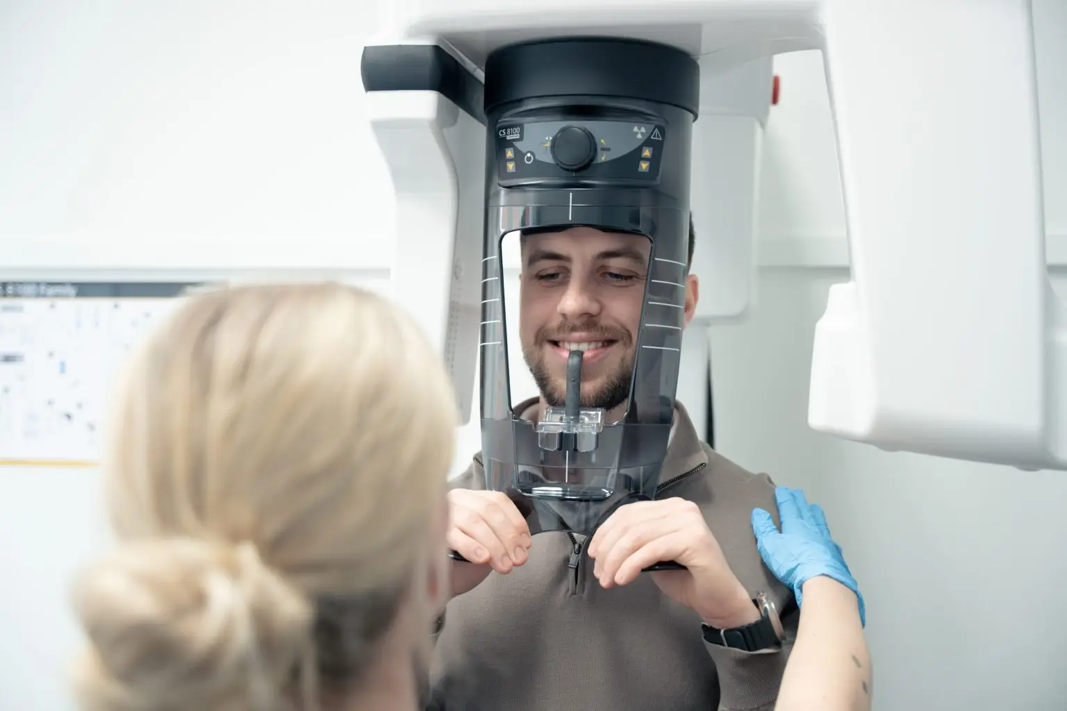 En patient får taget et panoramarøntgenbillede – en hurtig og skånsom scanning der bruges til overblik over hele tandsættet.