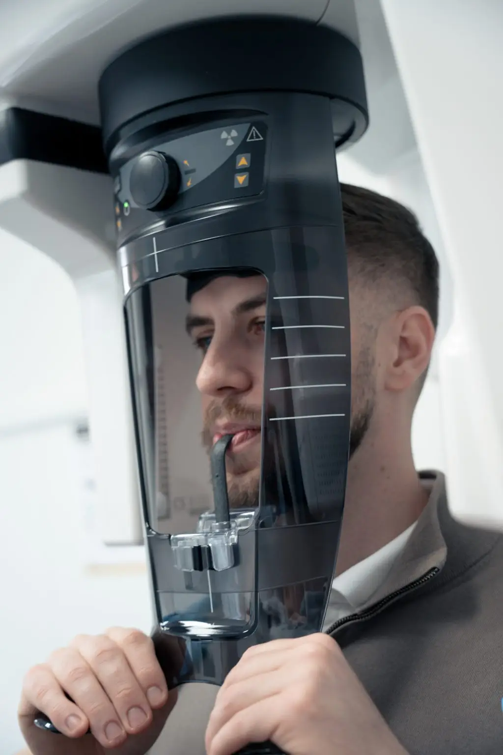 Patient får taget panoramarøntgen hos tandlægerne Ølandshus på Amager med moderne digitalt røntgenudstyr.