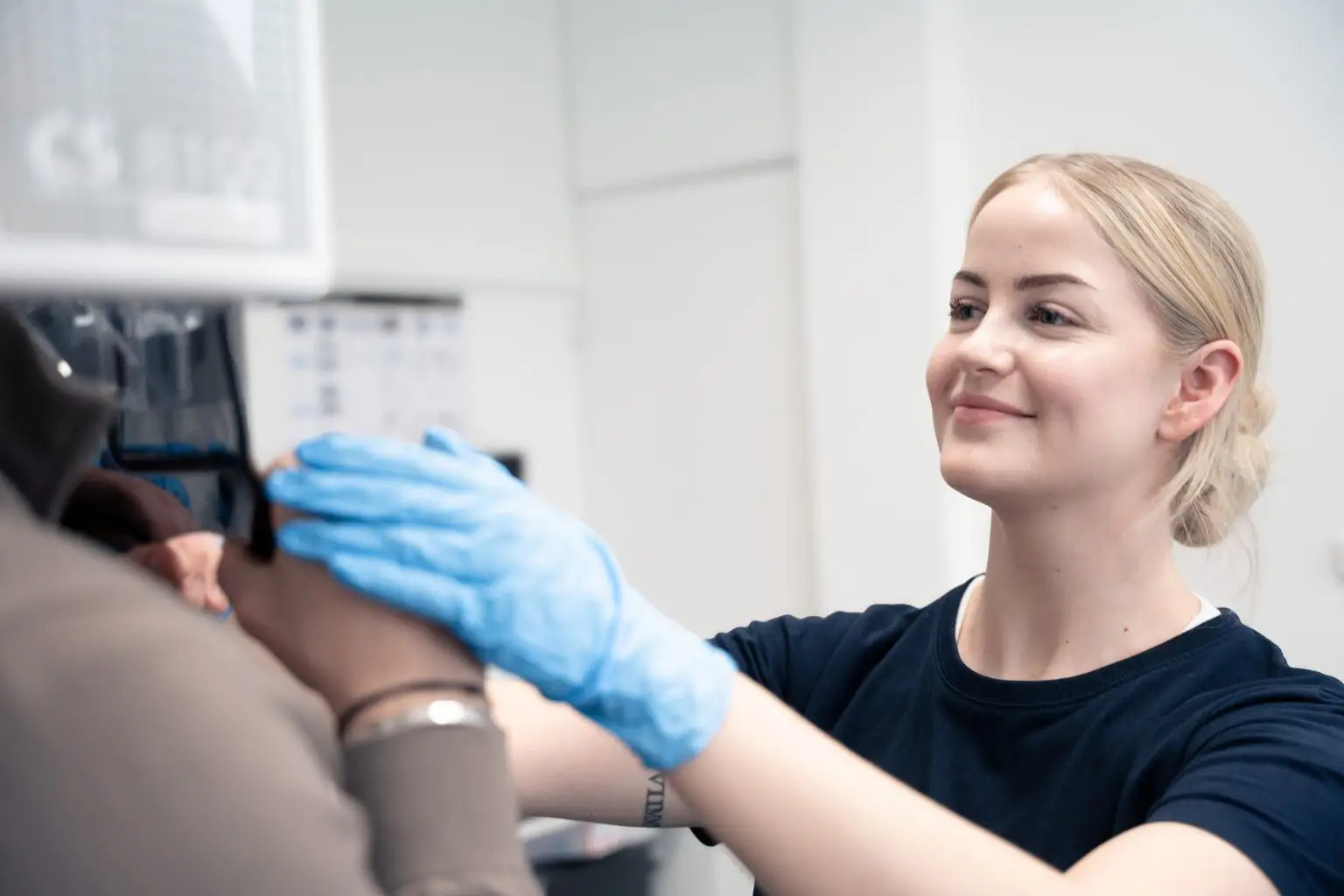 Med rolig hånd justeres scanneren, så alt sidder præcist før røntgenbilledet tages.