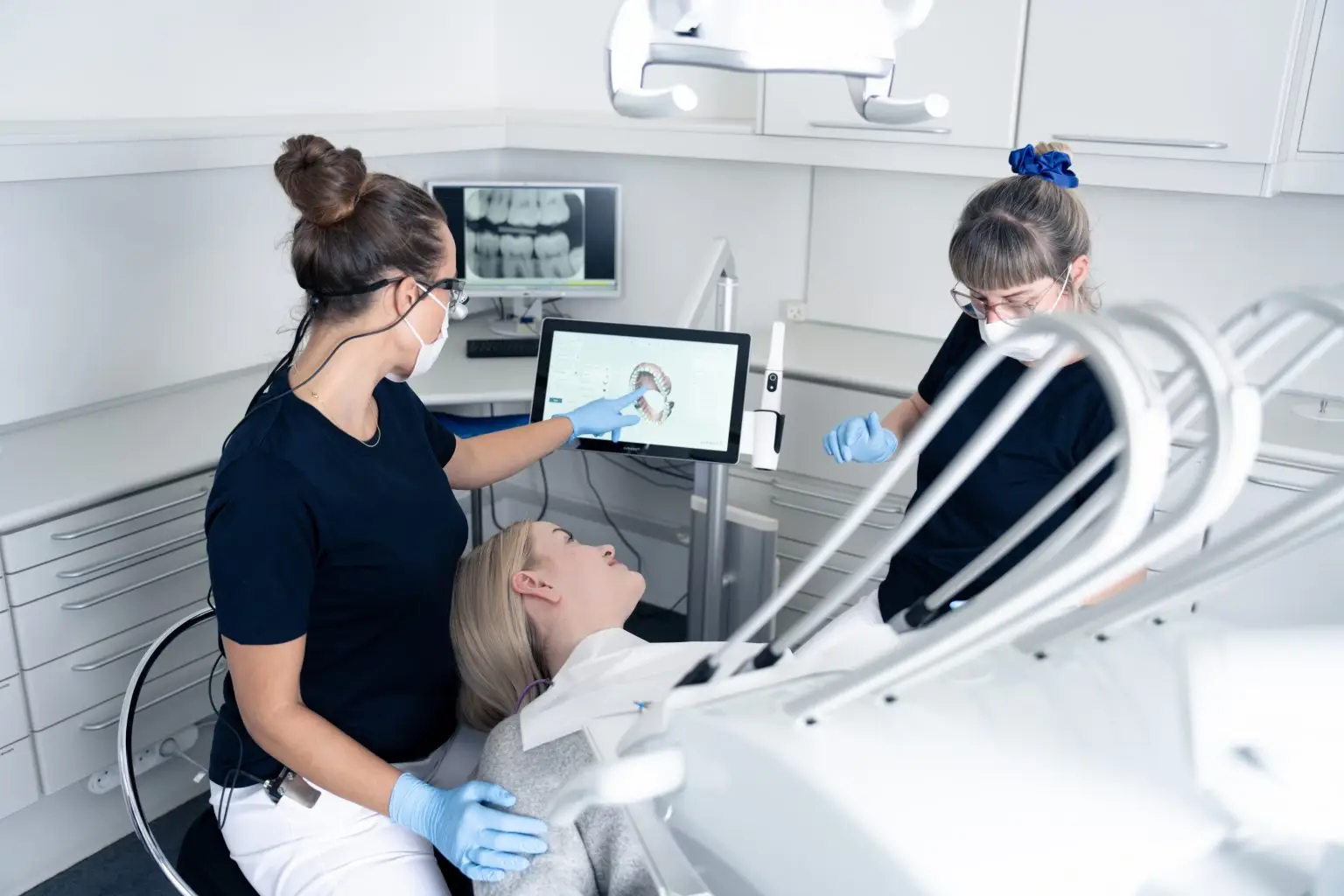 Tandlæge viser digital tandmodel på skærm under konsultation hos tandlægerne Ølandshus på Amager