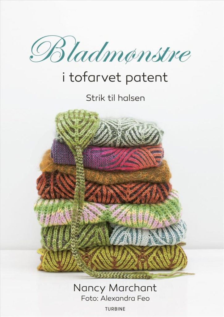 Bladmønstre i tofarvet patent – strik til halsen” af Nancy Marchant –  Østjysk Tekstilkreds