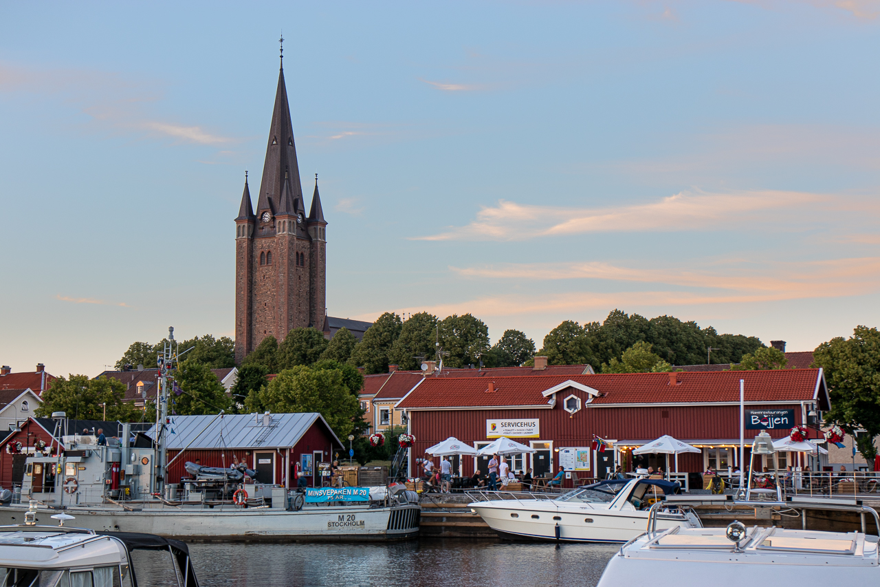 Kyrkan bakom hamnen