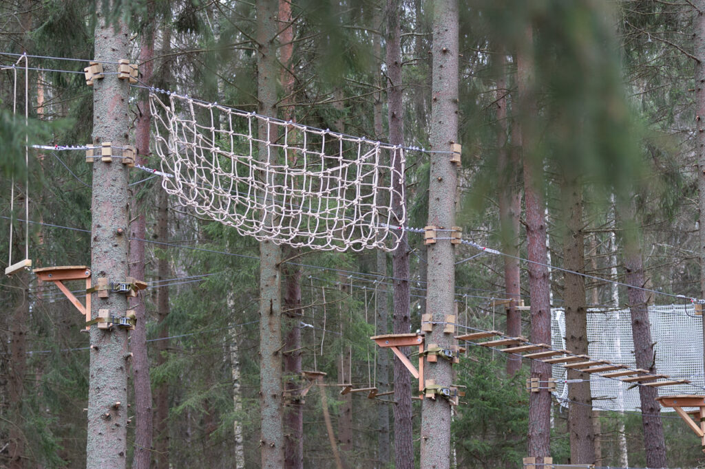 Hängnät uppe i träden.