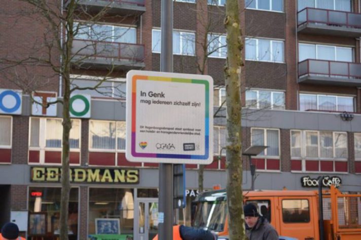 verkeersbord van het regenboogzebrapad aan de Dieplaan in Genk