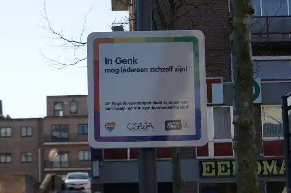 Verkeersbord regenboogzebrapad op de Dieplaan in Genk