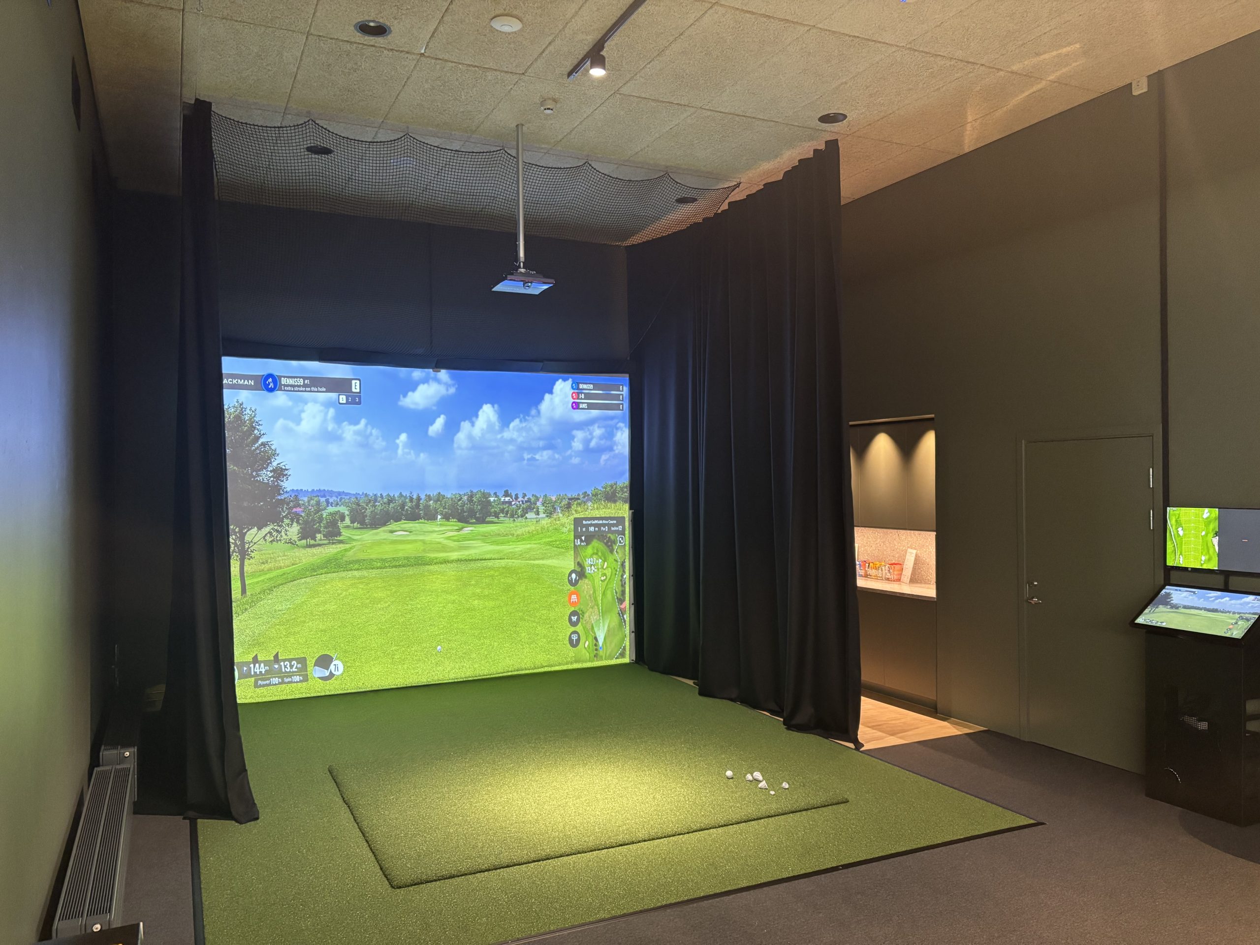 Östermalmshallen Padel Golfstudio med simulator för träning året runt