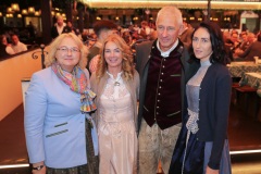 Yvonne Heckl, Sabine Able, Sigi Able, Verena Able (von li. nach re.), Altschausteller-Stammtisch im Marstall Festzelt am Oktoberfest auf der Theresienwiese in München 2022