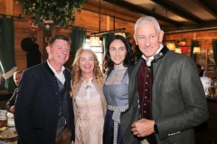 Tim Liston, Sabine Able, Verena Able, Sabine Able, Sigi Able (von li. nach re.), Altschausteller-Stammtisch im Marstall Festzelt am Oktoberfest auf der Theresienwiese in München 2022