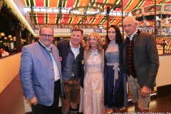 Clemens Baumgärtner, Tim Liston, Sabine Able, Verena Able, Sigi Able (von li. nach re.), Altschausteller-Stammtisch im Marstall Festzelt am Oktoberfest auf der Theresienwiese in München 2022
