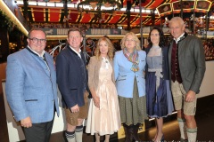 Clemens Baumgärtner, Tim Liston, Sabine Able, Yvonne Heckl, Verena Able, Sigi Able (von li. nach re.), Altschausteller-Stammtisch im Marstall Festzelt am Oktoberfest auf der Theresienwiese in München 2022