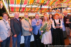 Bernhard Kollmann, Willy Kinzler, Robby Eckl, Clemens Baumgärtner,  Sabine Abale, Verena Abale, Dr. Gabriele Weishäupl, Yvonne Heckl, Sigi Able (von li. nach re.), Altschausteller-Stammtisch im Marstall Festzelt am Oktoberfest auf der Theresienwiese in München 2022