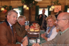 Wolfgang Wenger (li.), Elisabeth Polaczy (2. von re.), Altschaustellerstammtisch im Marstall Festzelt auf dem Oktoberfest in München 2018